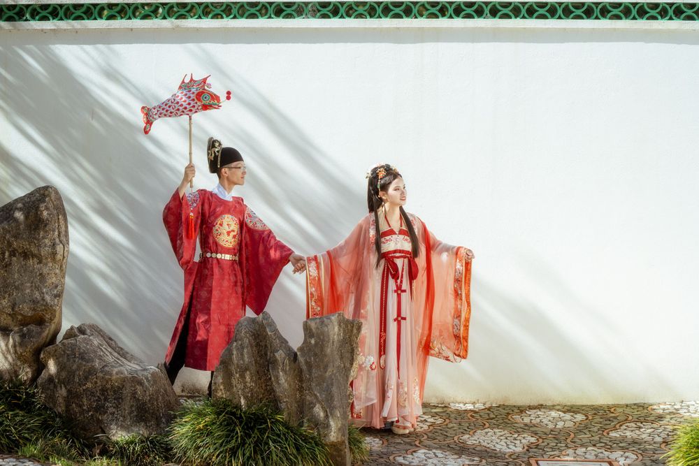 Candid and natural Chinese Hanfu wedding portrait of a happy couple at Hamilton Gardens, by Imagine Image Studio.