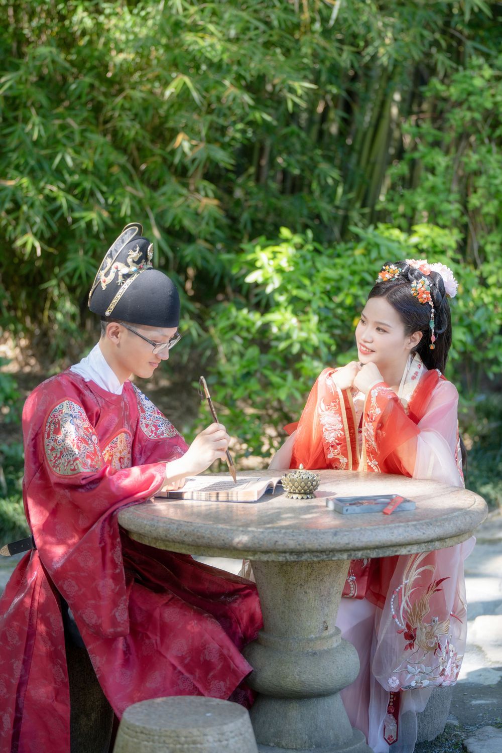 Candid and natural Chinese Hanfu wedding portrait of a happy couple at Hamilton Gardens, by Imagine Image Studio.