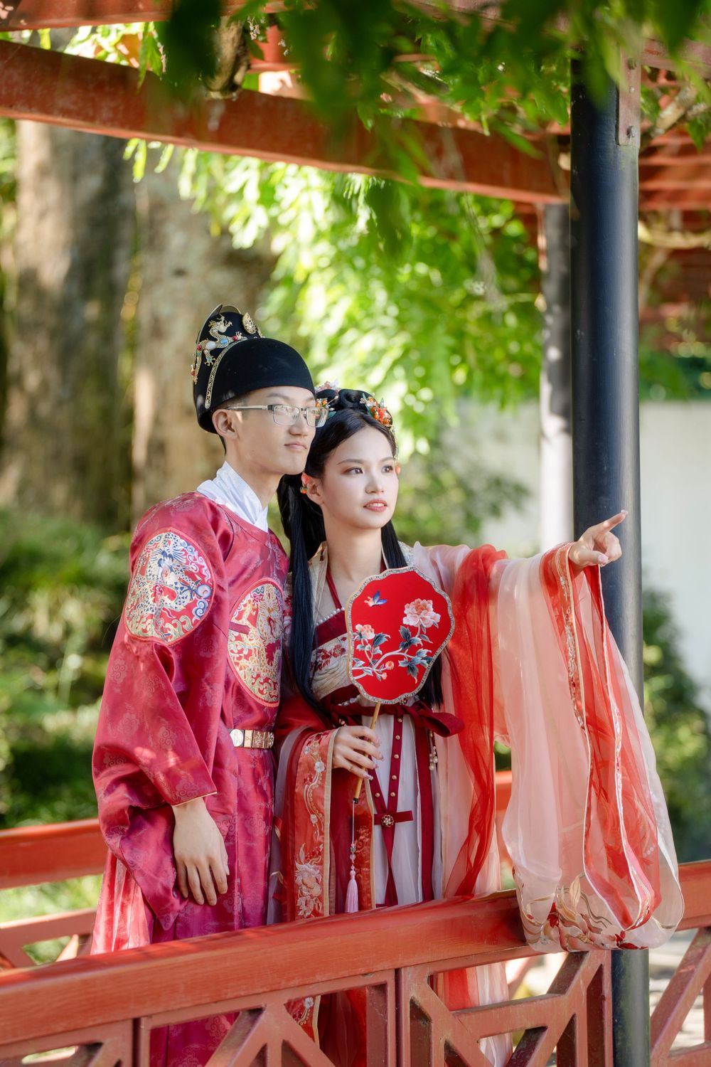 Candid and natural Chinese Hanfu wedding portrait of a happy couple at Hamilton Gardens, by Imagine Image Studio.