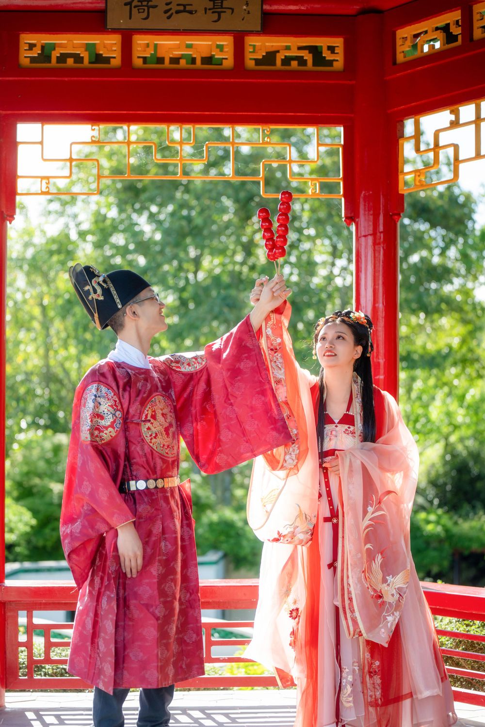 Candid and natural Chinese Hanfu wedding portrait of a happy couple at Hamilton Gardens, by Imagine Image Studio.