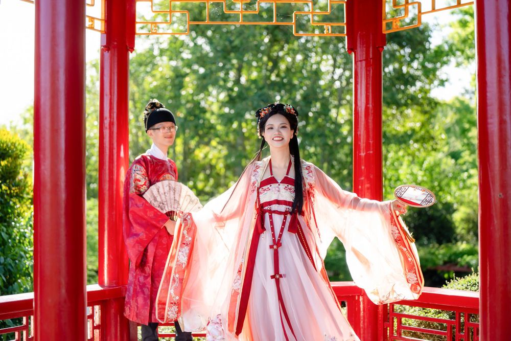 Candid and natural Chinese Hanfu wedding portrait of a happy couple at Hamilton Gardens, by Imagine Image Studio.