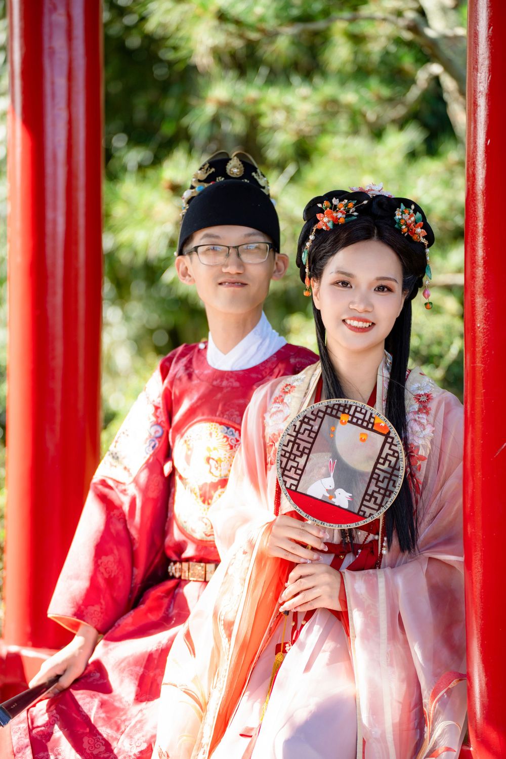 Candid and natural Chinese Hanfu wedding portrait of a happy couple at Hamilton Gardens, by Imagine Image Studio.
