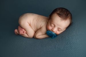Baby laying naked in tummy for newborn photoshoot