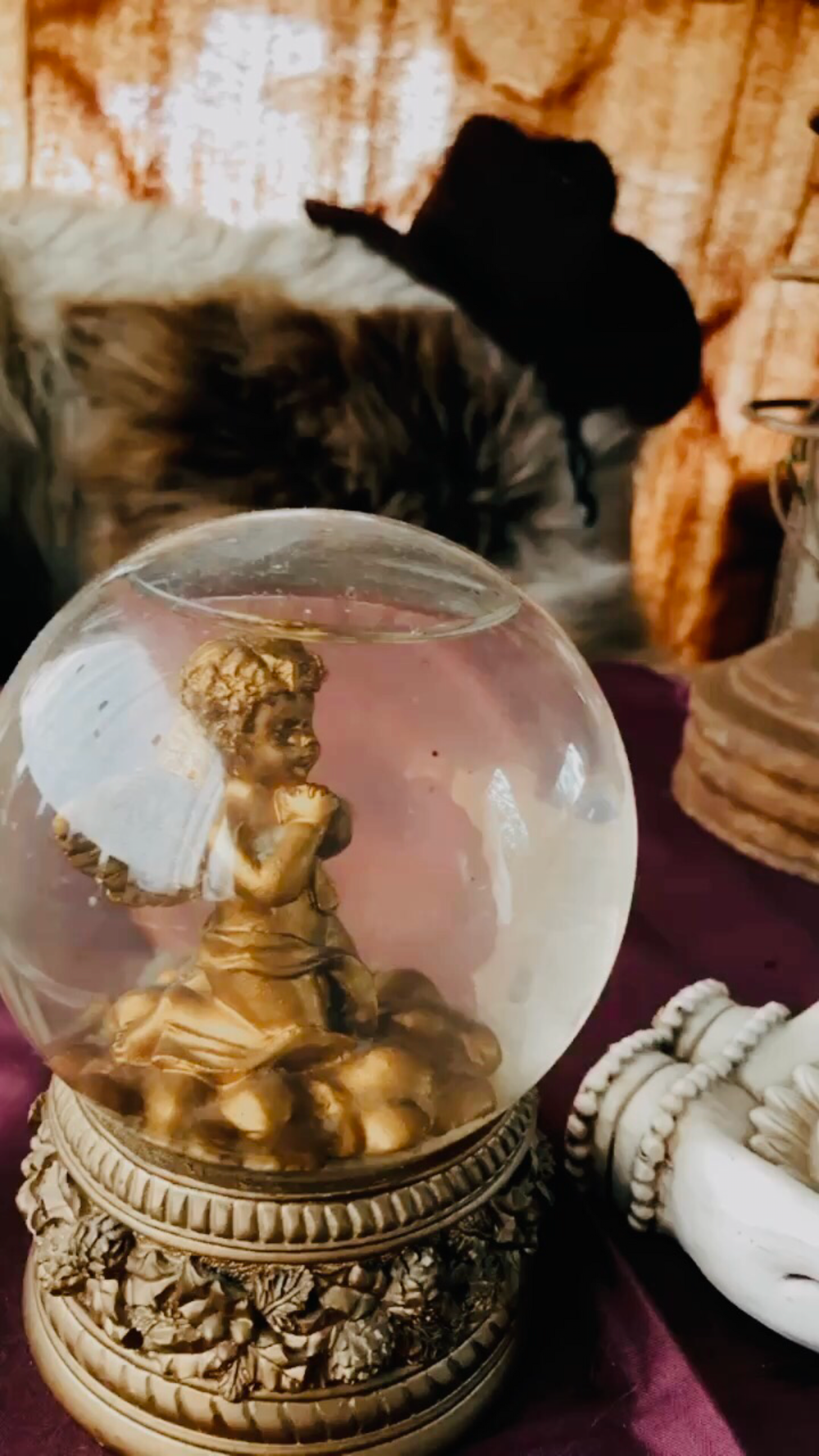 Lena & Niko Korze | Medium & Energeticien. 
Spécialisé en contact defunt, lecture de l'ame, voyance, & vies antérieures. Expert en parasites