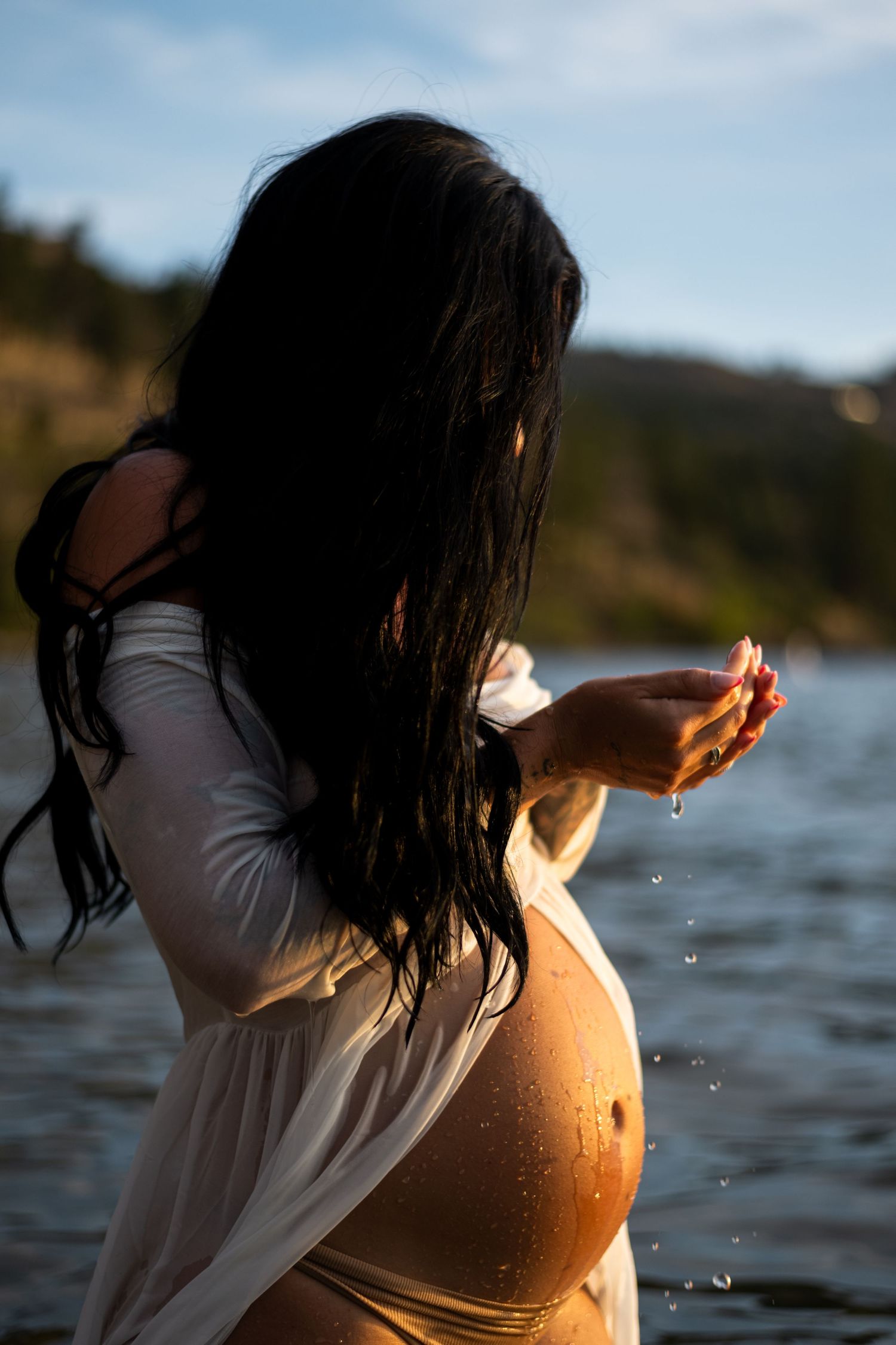 pregnant women by the lake