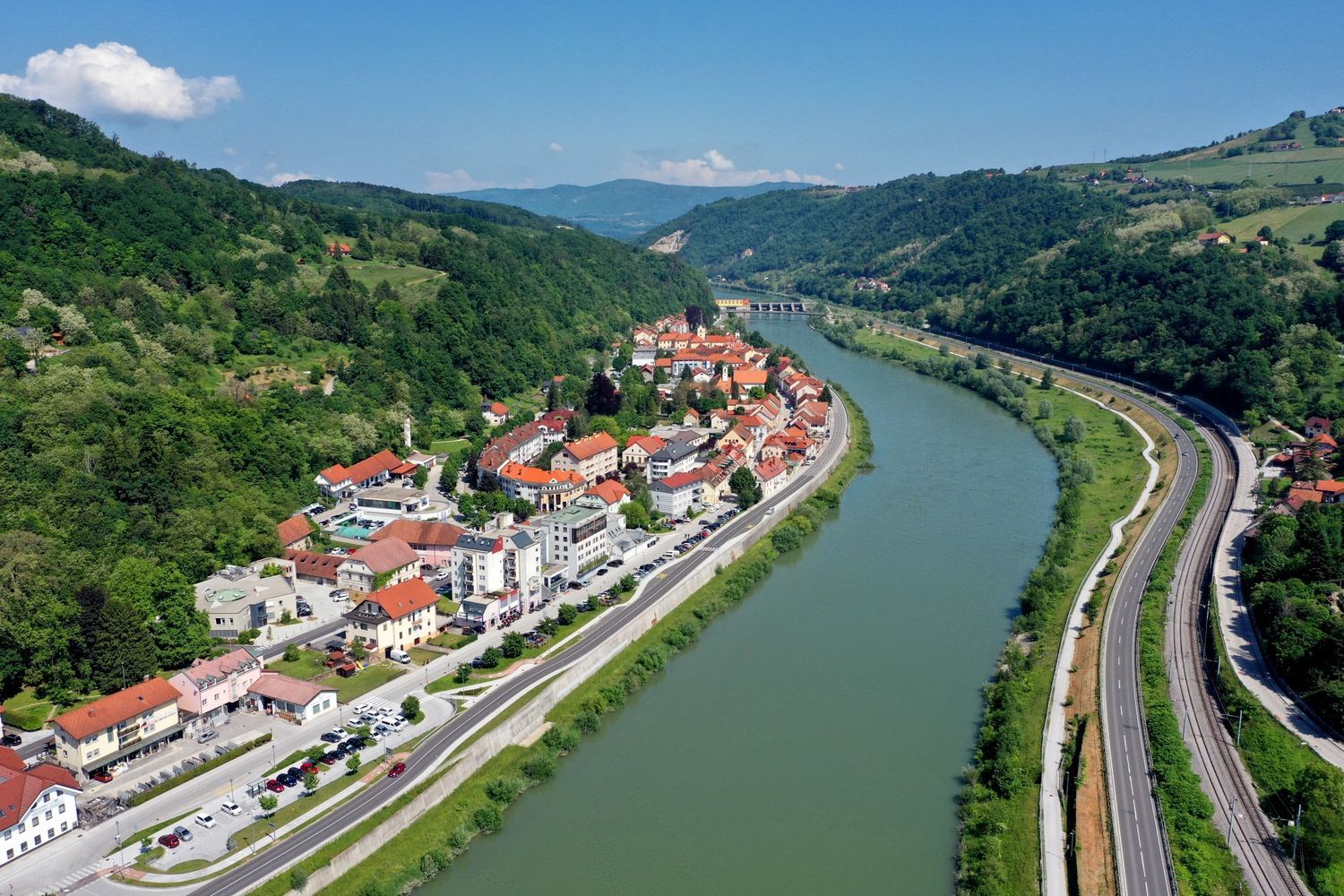 Zračni pogled na Krško ob reki Savi z mestnim jedrom in okoliškimi hribi Foto Colarič