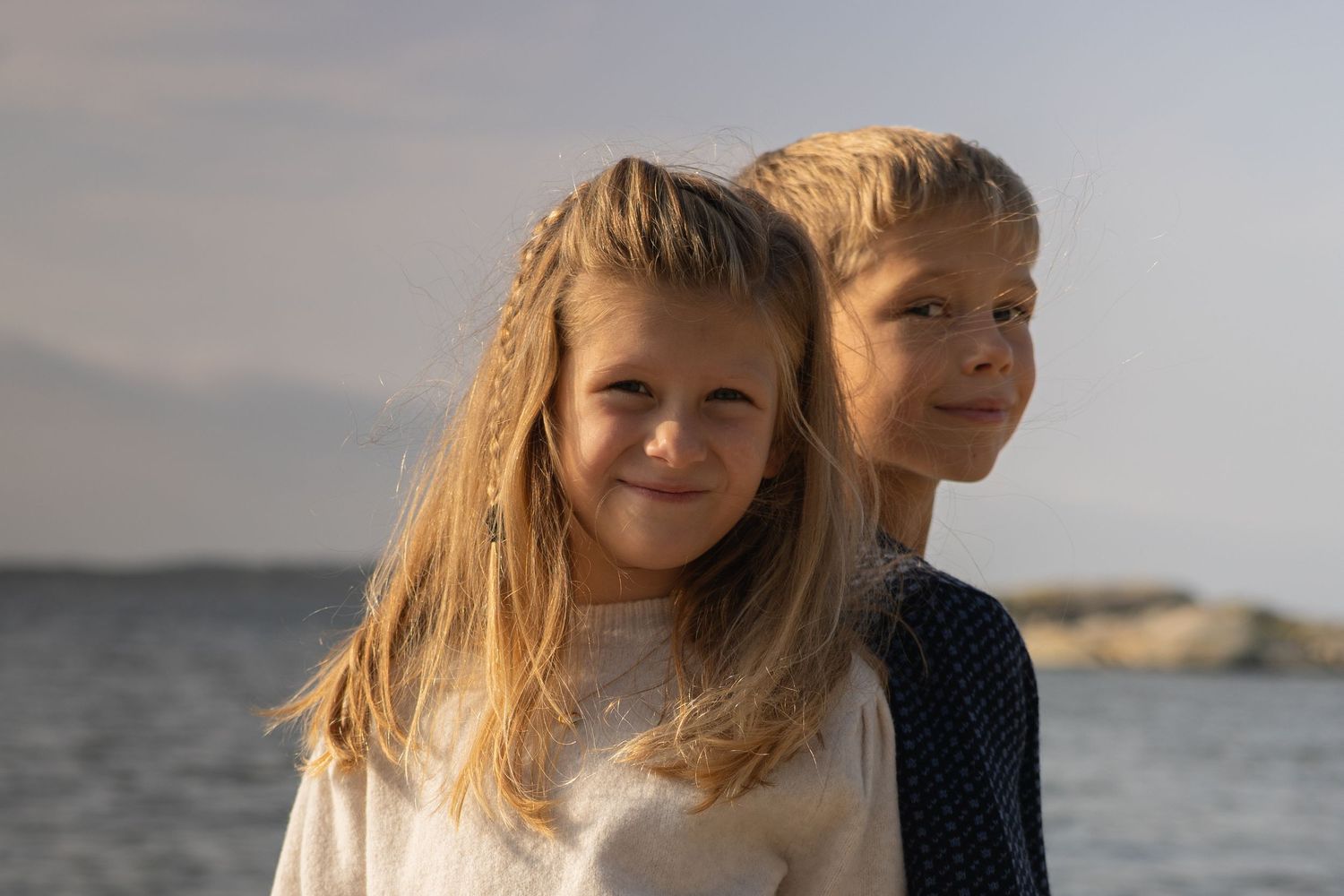 Barnhänder Syskonfotografering vid stranden Göteborg