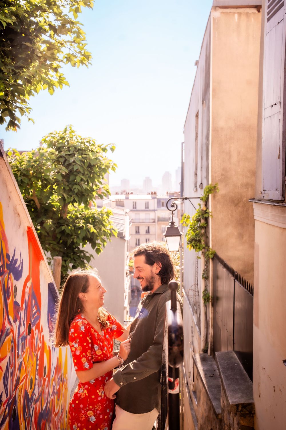 Un jeune couple souriant qui pose pour une séance photo à Bruxelles