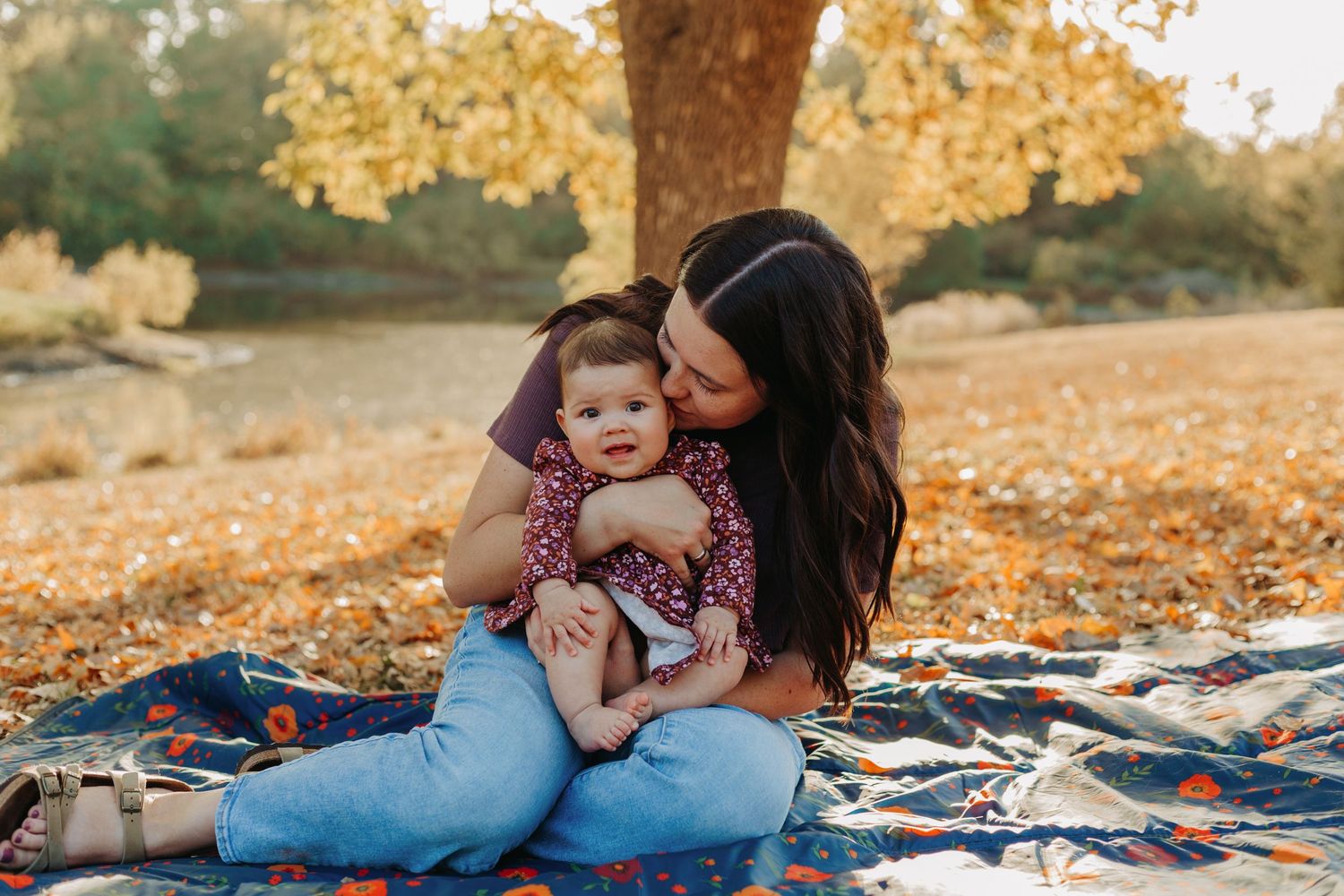 Fall family photoshoot at Shawnee Mission Park in Kansas City, Kansas by local family photographer – autumn leaves and candid outdoor photos
