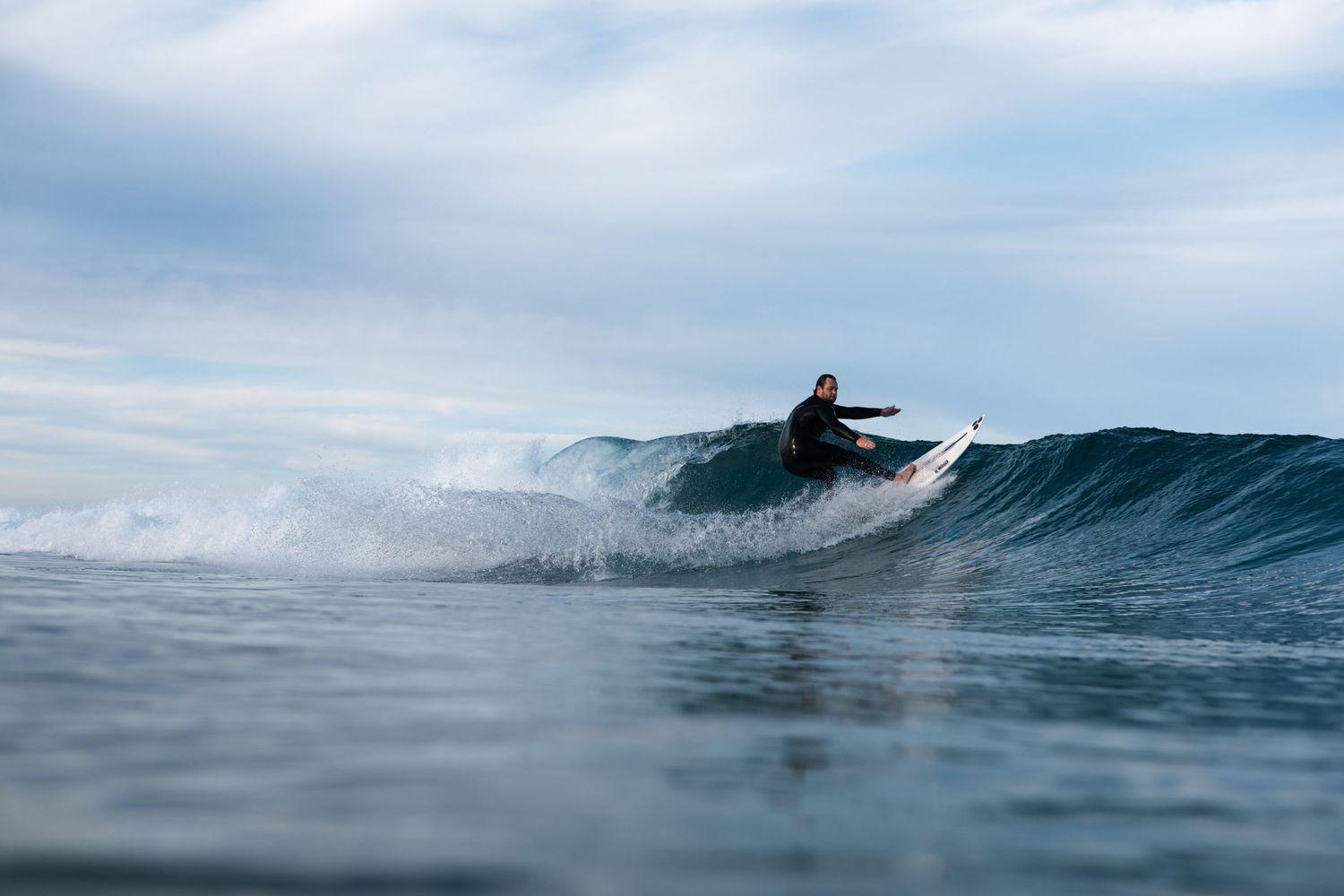 Goofy surfer carve