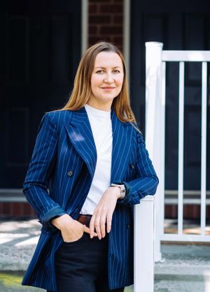 Portrait of a woman, Natural light. Corporate Photography session. Outdoor photography