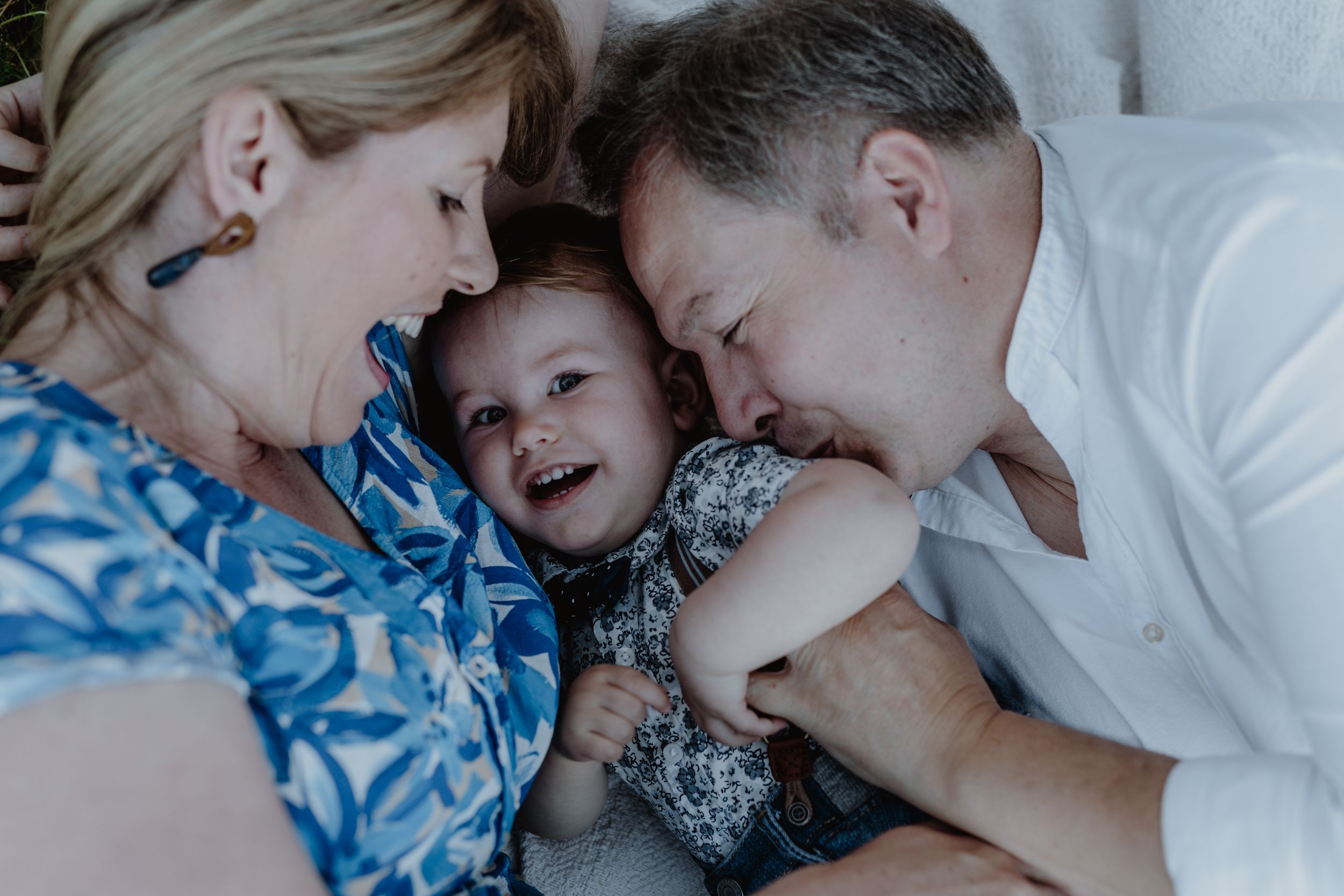 Tender family cuddles during a first birthday photoshoot at Jelenovac, Zagreb.