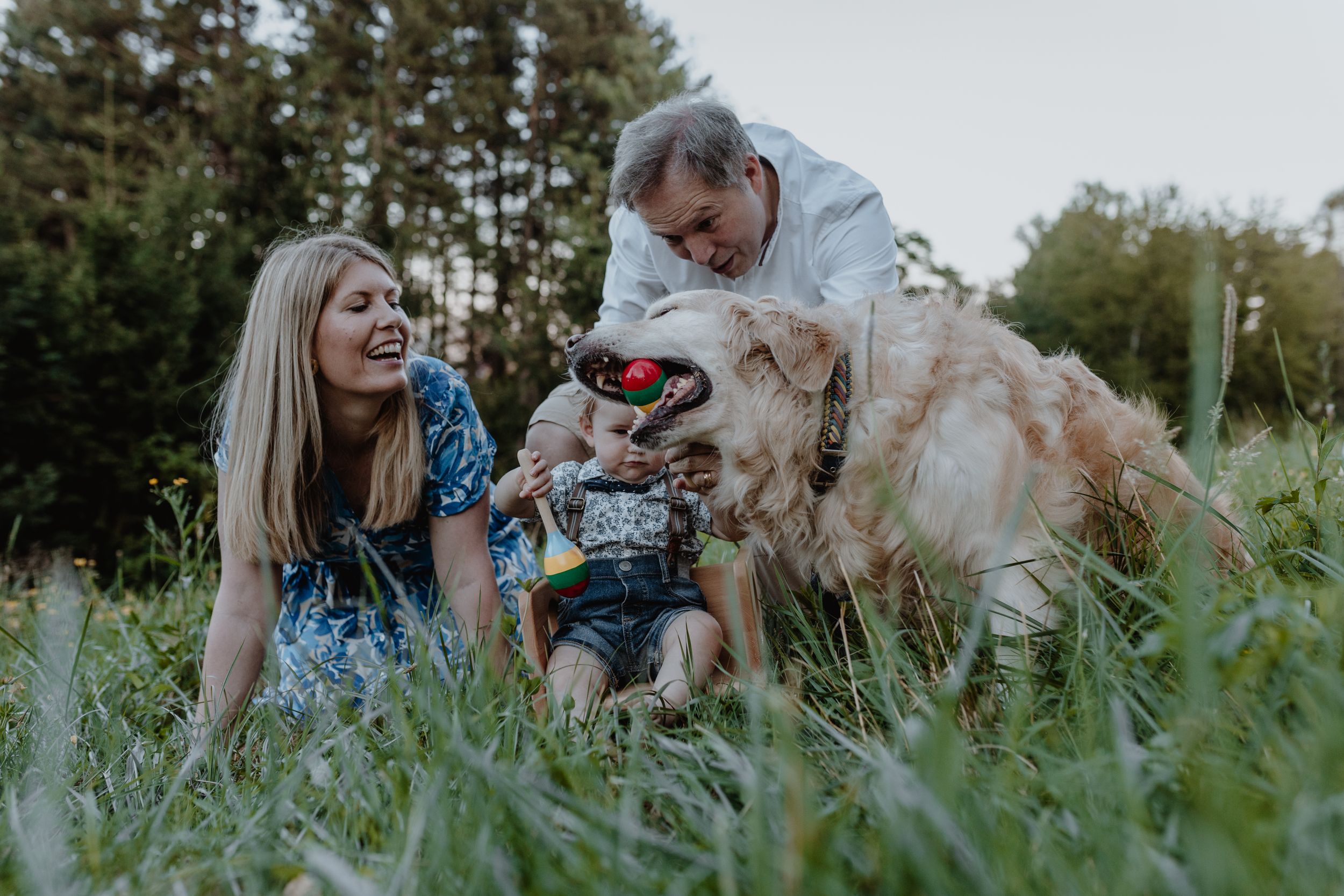 Adorable moment between a child and a dog during a family photoshoot at Jelenovac