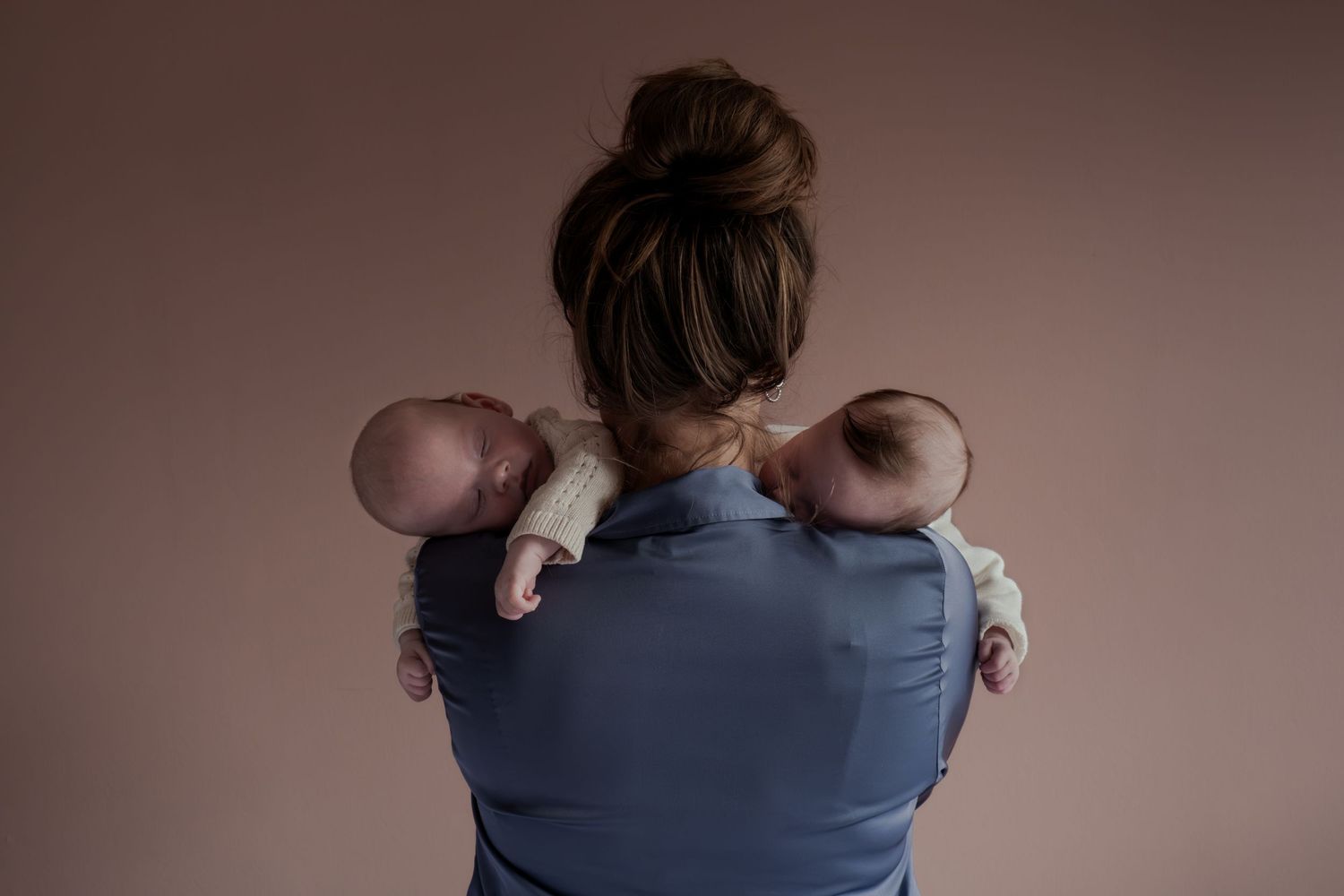 Portretfoto van tweeling met moeder