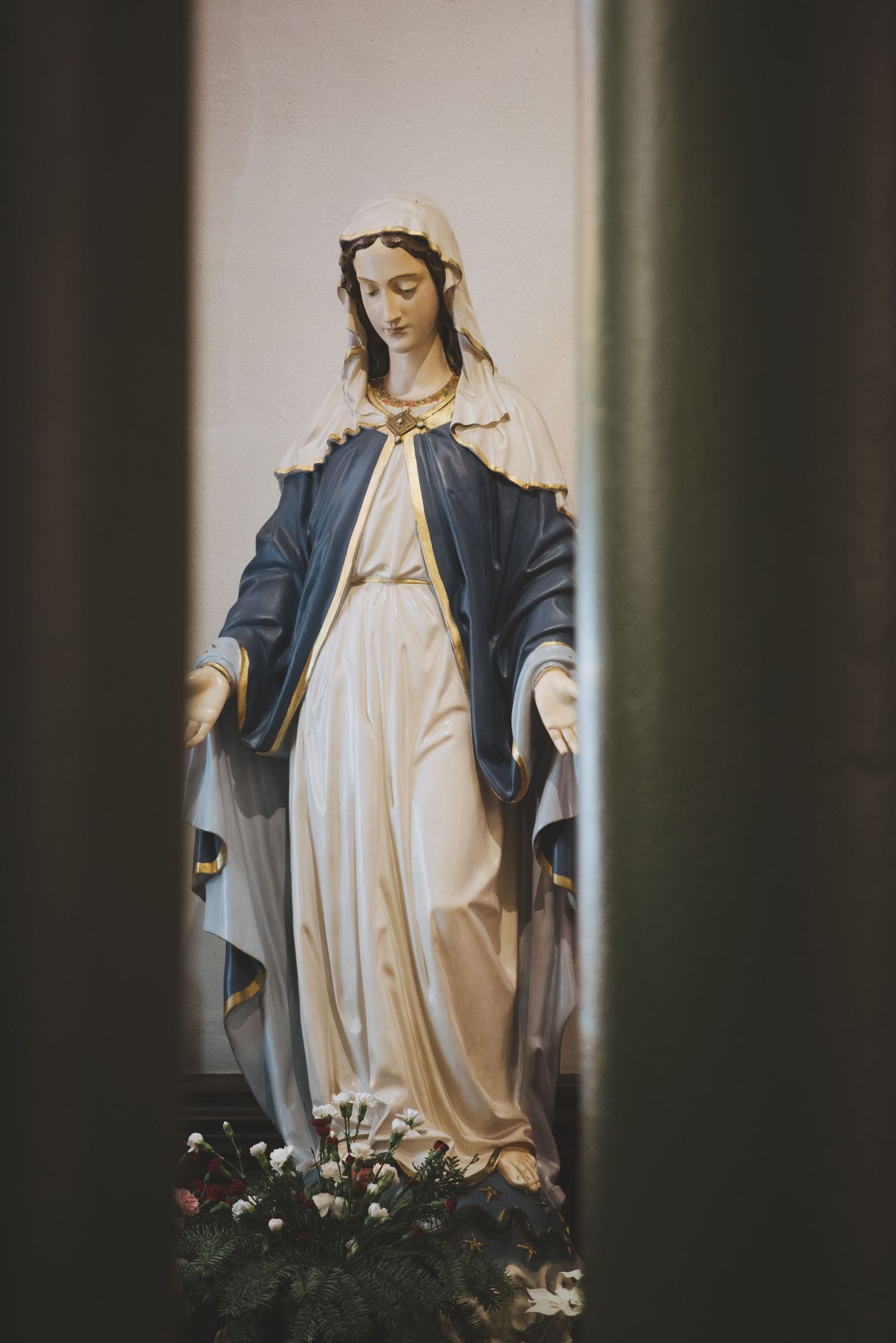 a statue of the virgin mary at st andrew's cathedral in victoria british columbia.