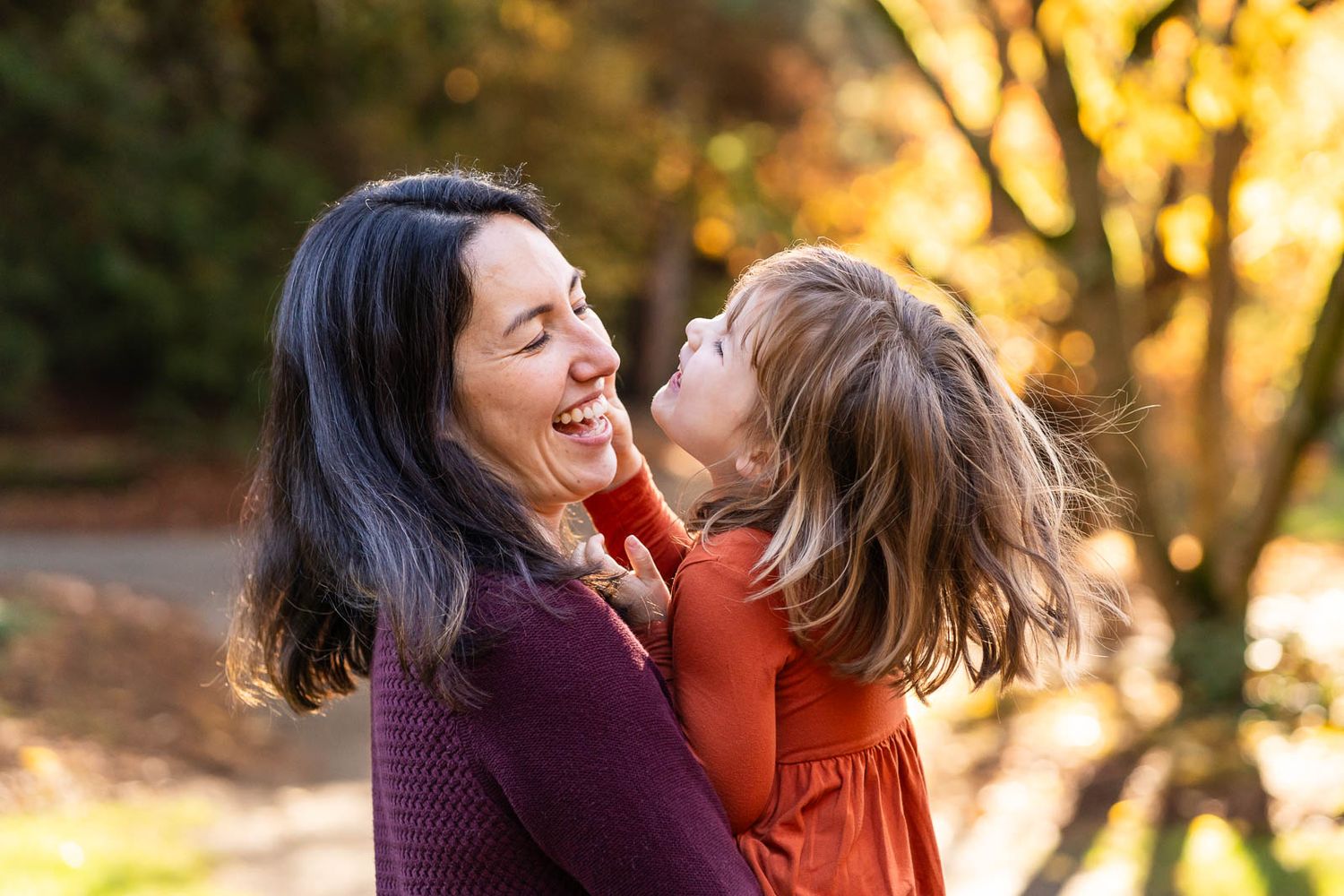 Mother laughing with daughter at the Seattle Arboretum.