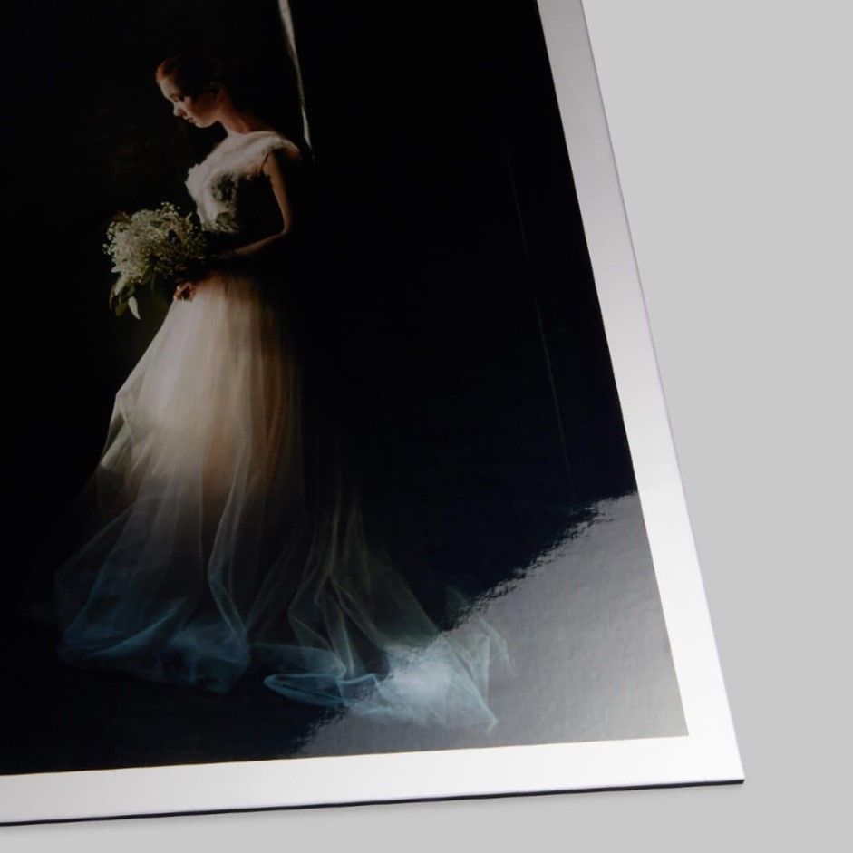 Custom photo album with pages printed on matallic photo paper, ensuring a refined and elegant look