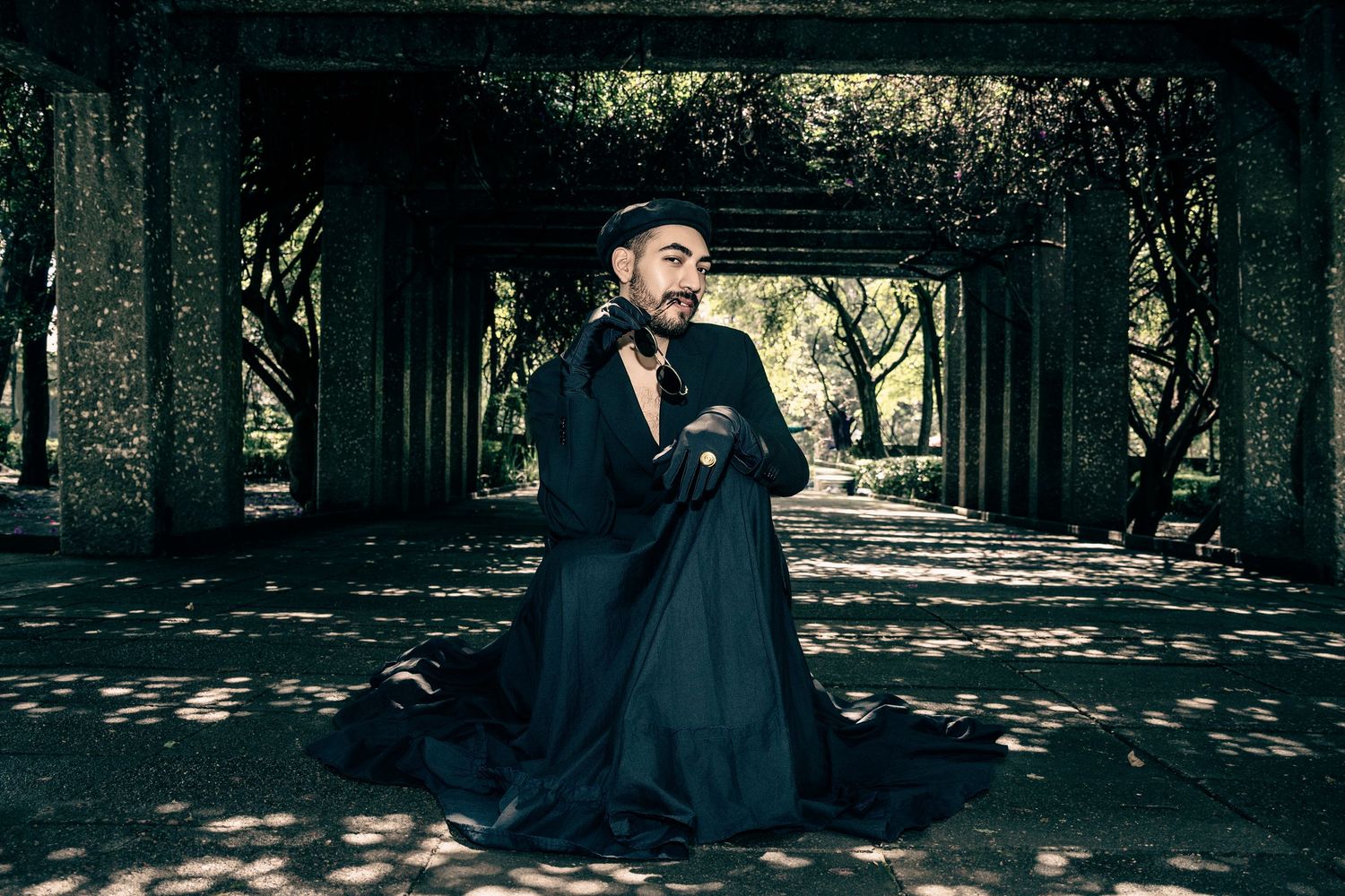 Fotografía editorial de moda vanguardista y retrato de autor en locaciones exteriores exclusivas de la CDMX.