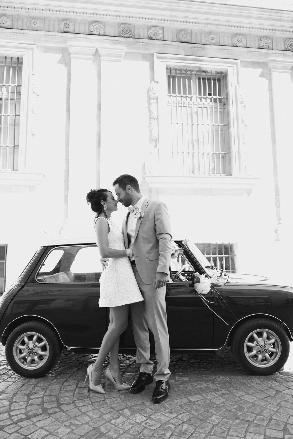 Photo de couple en noir et blanc devant une voiture ancienne en Provence
