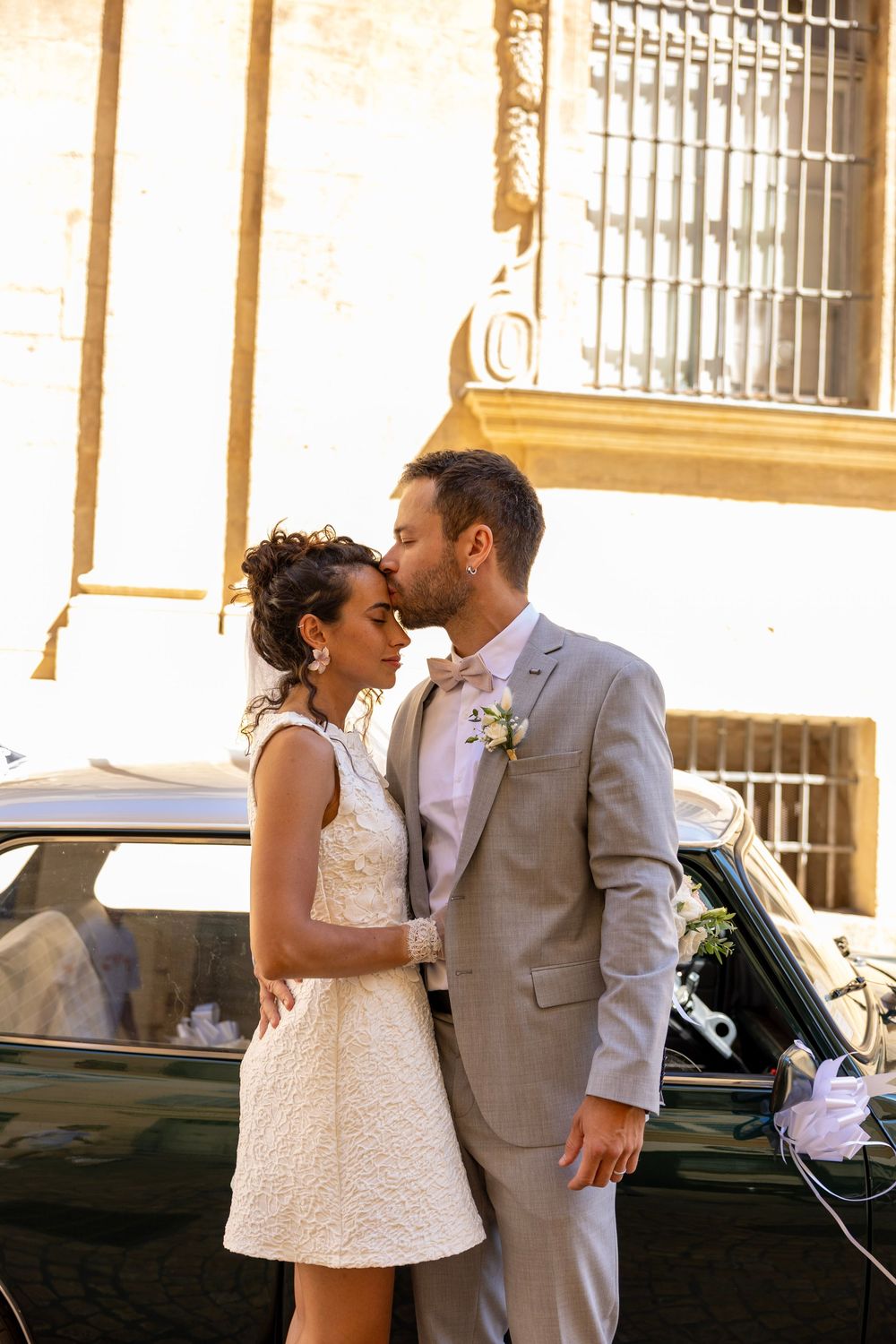 Couple de mariés devant une voiture ancienne pour un mariage naturel en Provence