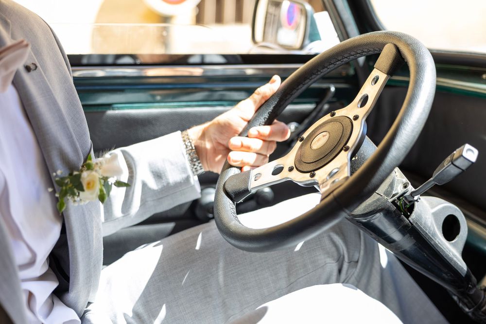 Détail d’une voiture ancienne lors d’un reportage mariage à Aix-en-Provence