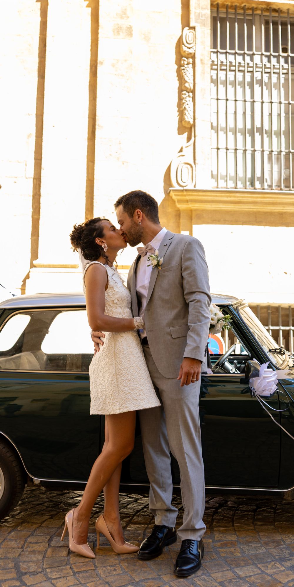 Couple de mariés devant une voiture ancienne lors d’un mariage à Aix-en-Provence