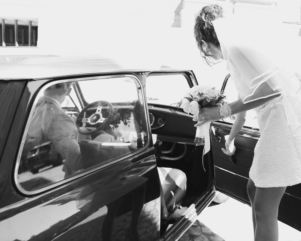 Marié accompagnant la mariée dans une voiture ancienne lors d’un mariage en Provence