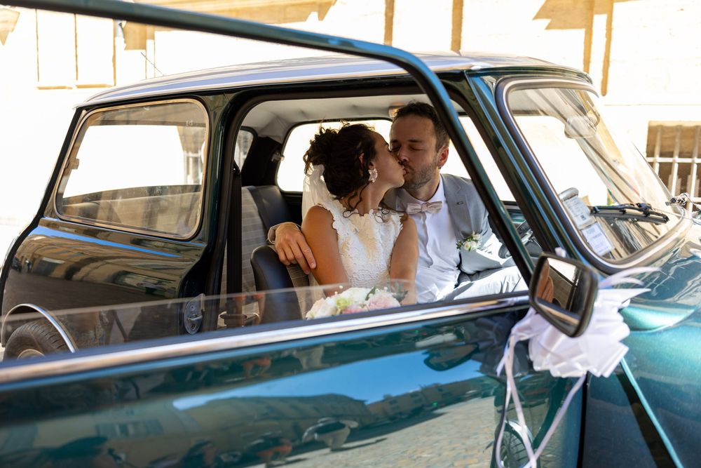 Mariés dans une voiture ancienne pour un souvenir de mariage en Provence