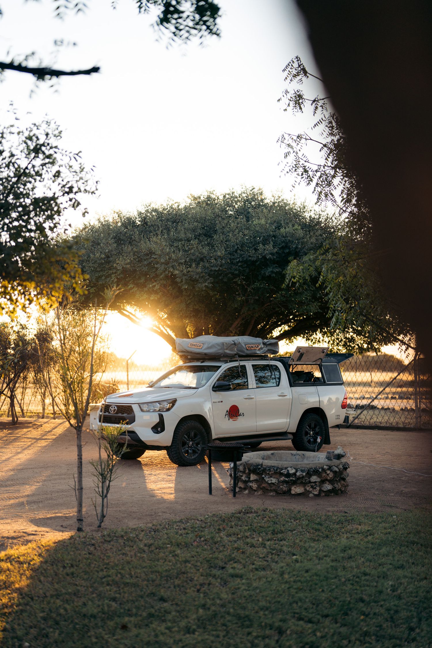 4x4 avec tente de toit en roadtrip au coucher du soleil en namibie