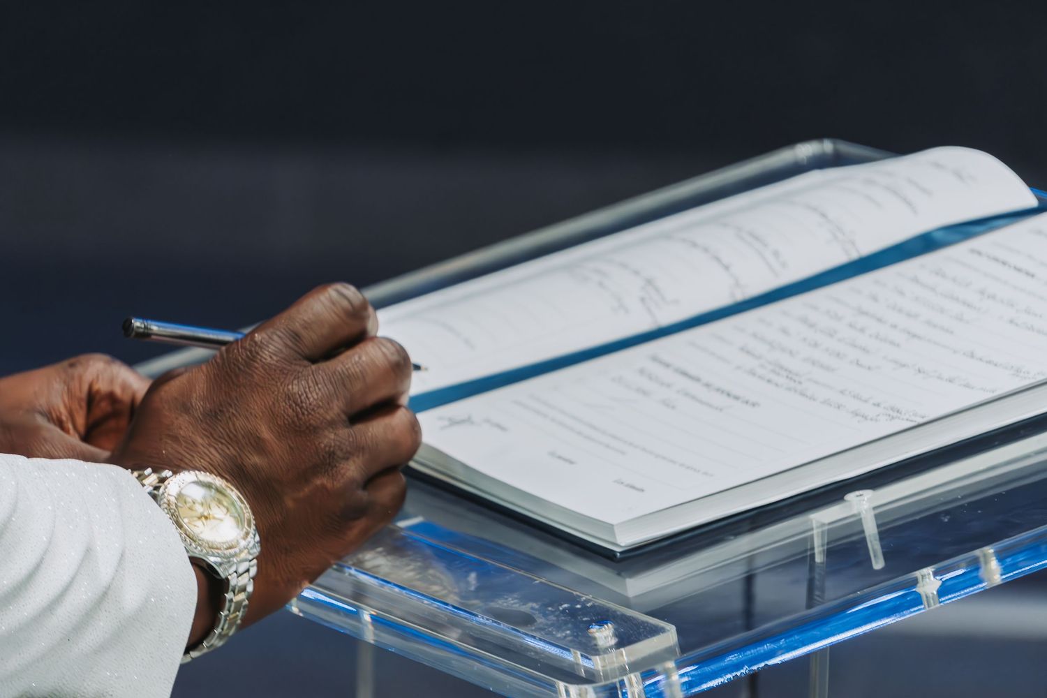 Marié signant le registre lors de la cérémonie religieuse