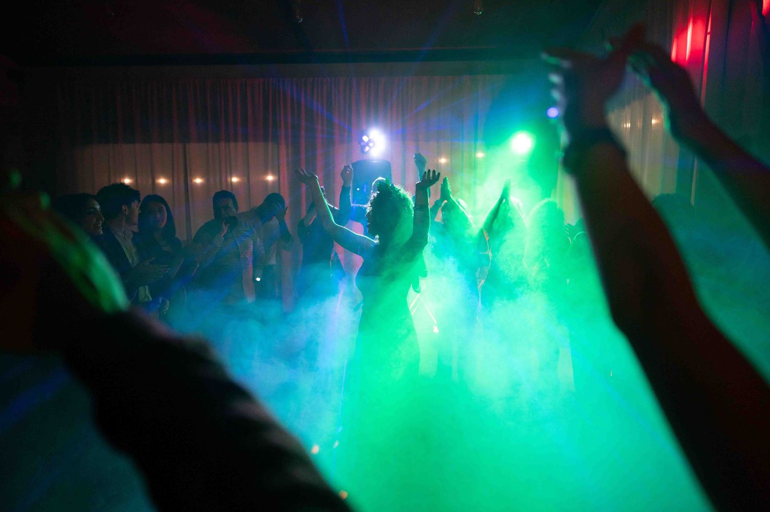 Studenti e studentesse di Palermo che festeggiano la loro laurea con dj per lauree, studentessa felice, giorno indimenticabile.