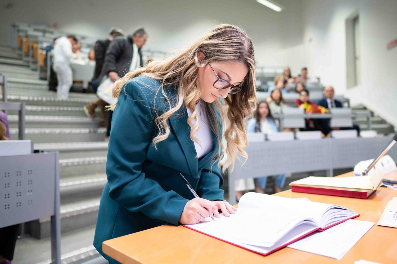 Studentessa che firma il registro nell'aula universitaria edifico 19 unipa di palermo