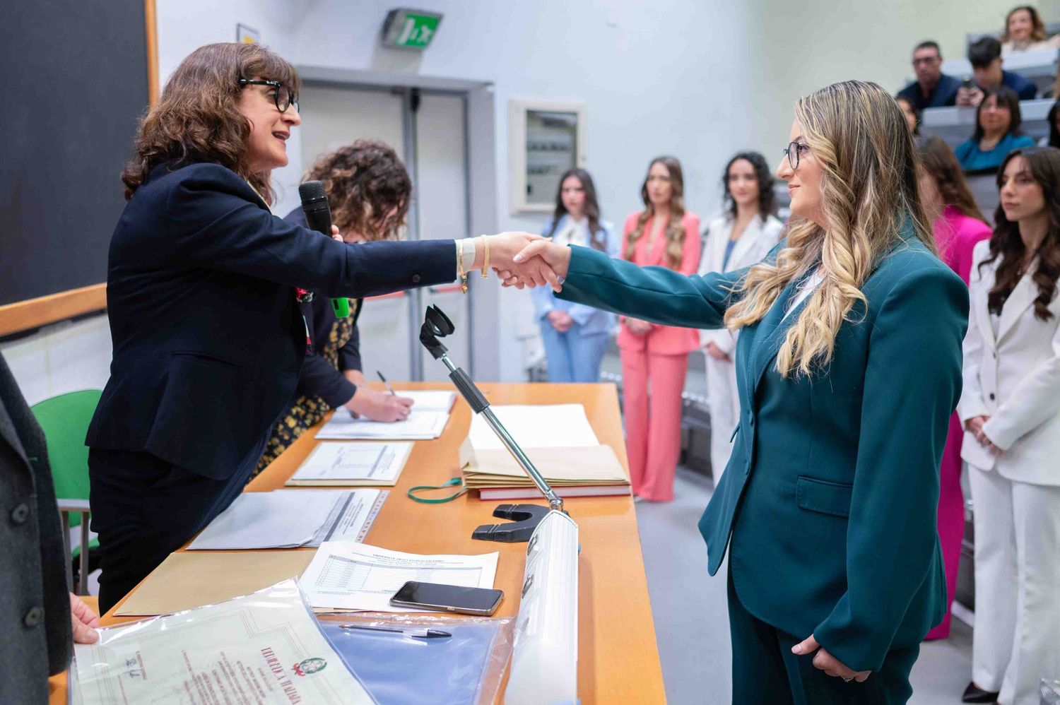 stretta di mano, proclamazioni università degli studi di palermo, tailleur per lauree, abiti per lauree