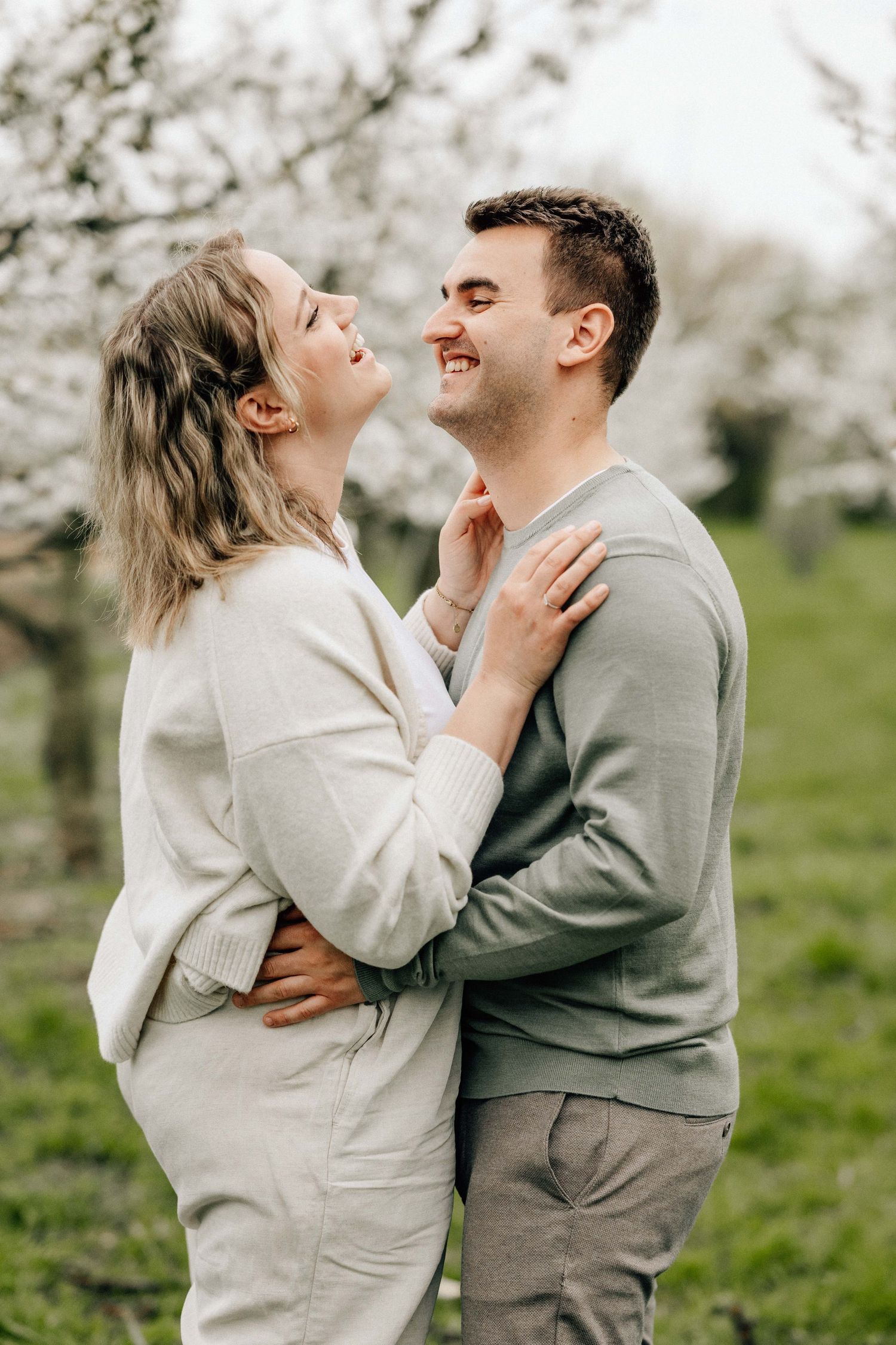 Lachendes Paar beim Kennlernshooting mit Hochzeitsfotografin Julia Aßmann im Alten Land