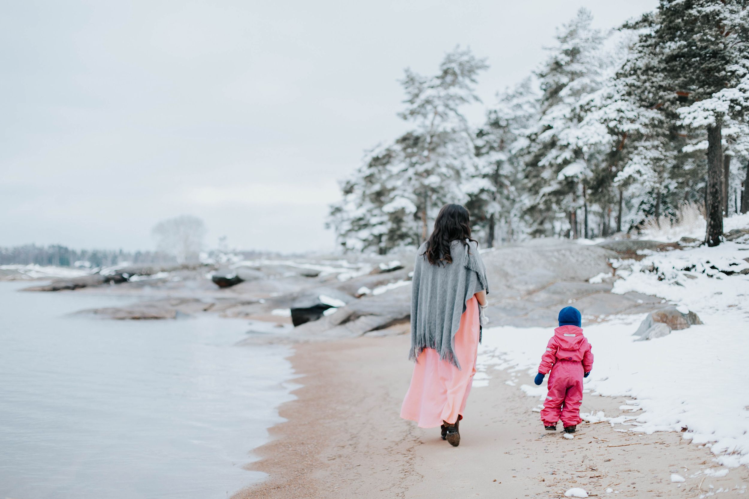Familjefotografering på vintern på Skutberget, Fotograf Rebecca Nordin, Karlstad.