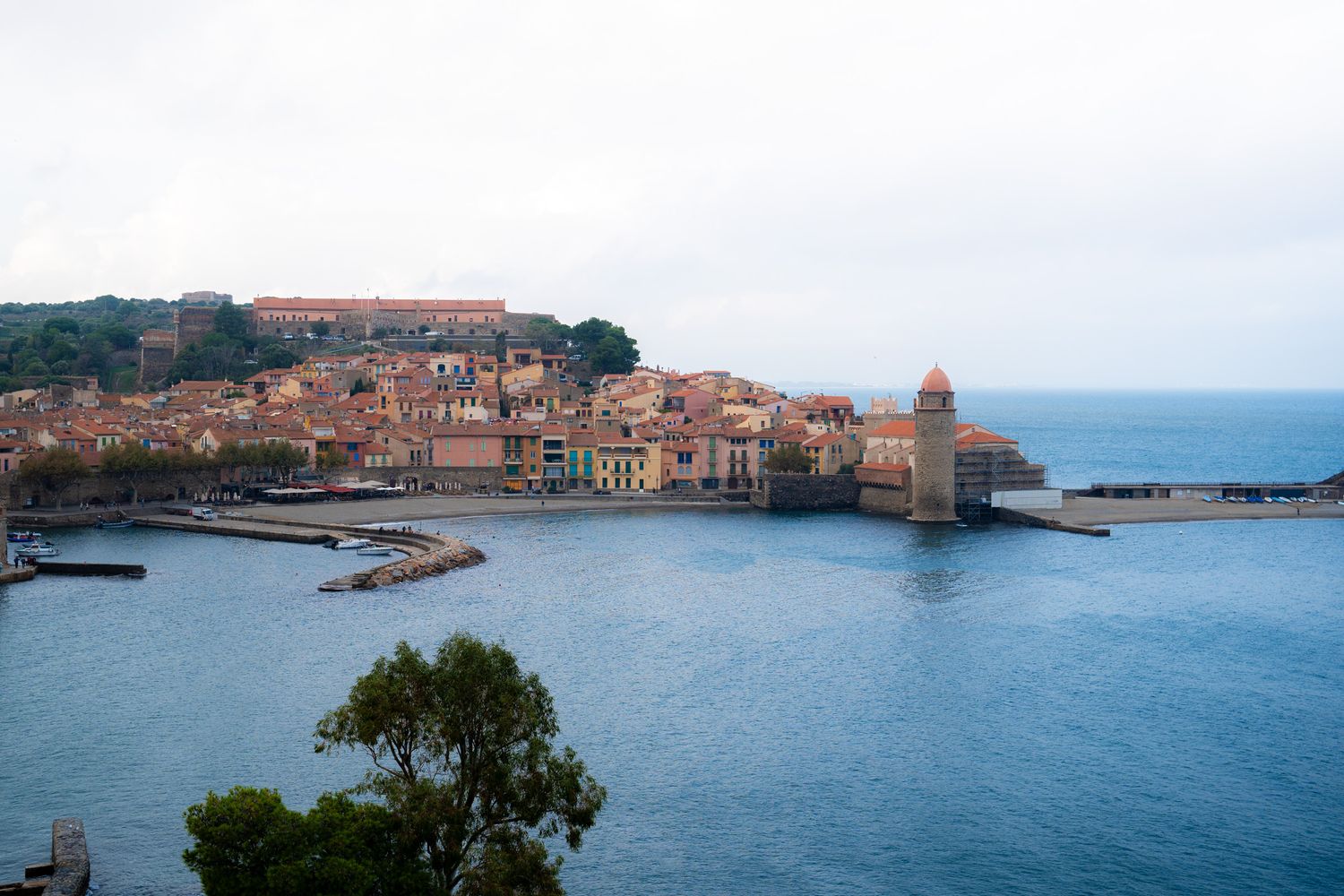 baie de collioure avec son clocher et le village coloré