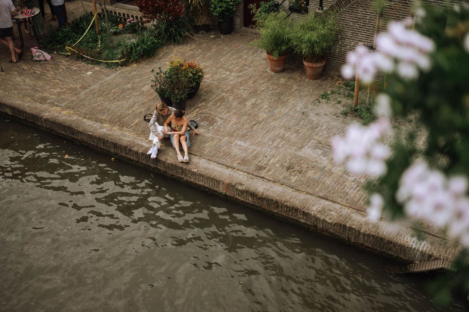 Amsterdam photographer captures a couple sharing a loving moment by the water