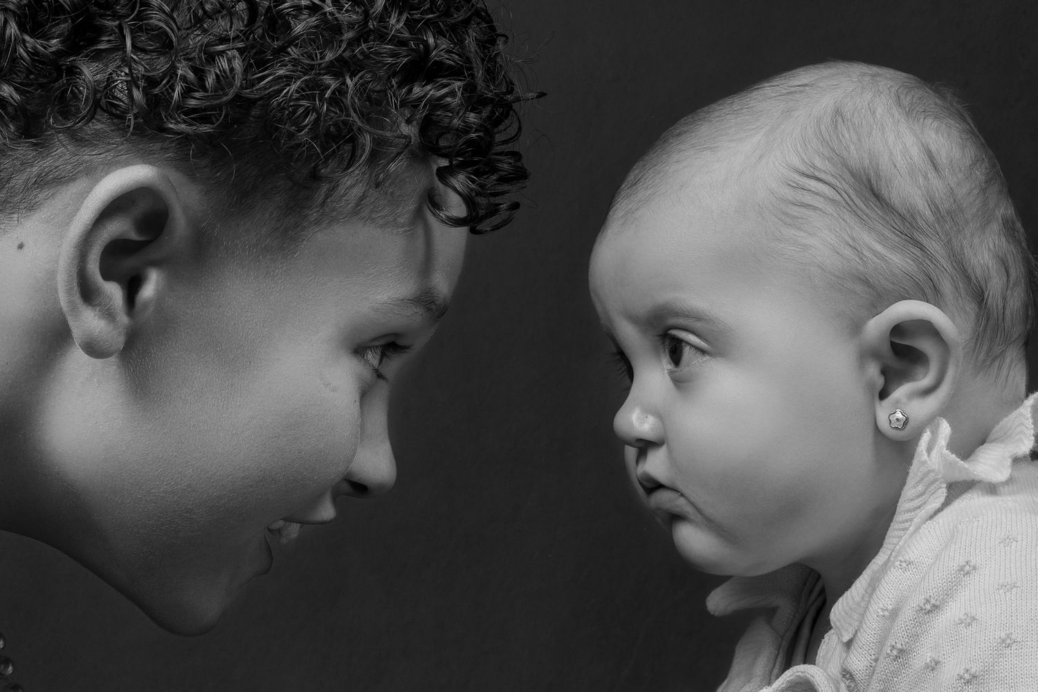 Emotioneel en tijdloos portret met zachte belichting