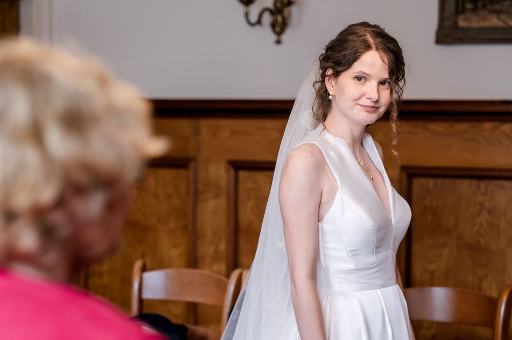 Bruid lacht tijdens inzegening in Huizen