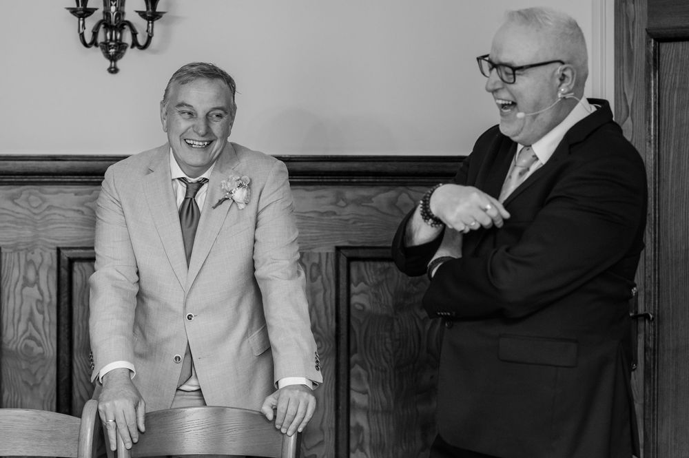 Lach tijdens de evangelische kerkdienst van bruid en bruidegom in Huizen