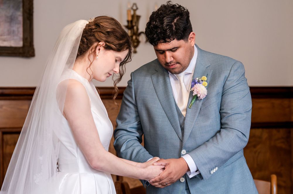 Gebed tijdens de evangelische kerkdienst van bruid en bruidegom in Huizen