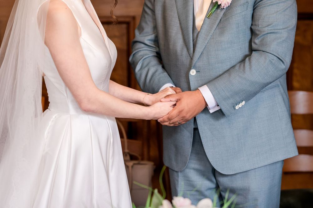 Bruid en bruidegom luisteren naar zegen en gebed tijdens christelijke bruiloft