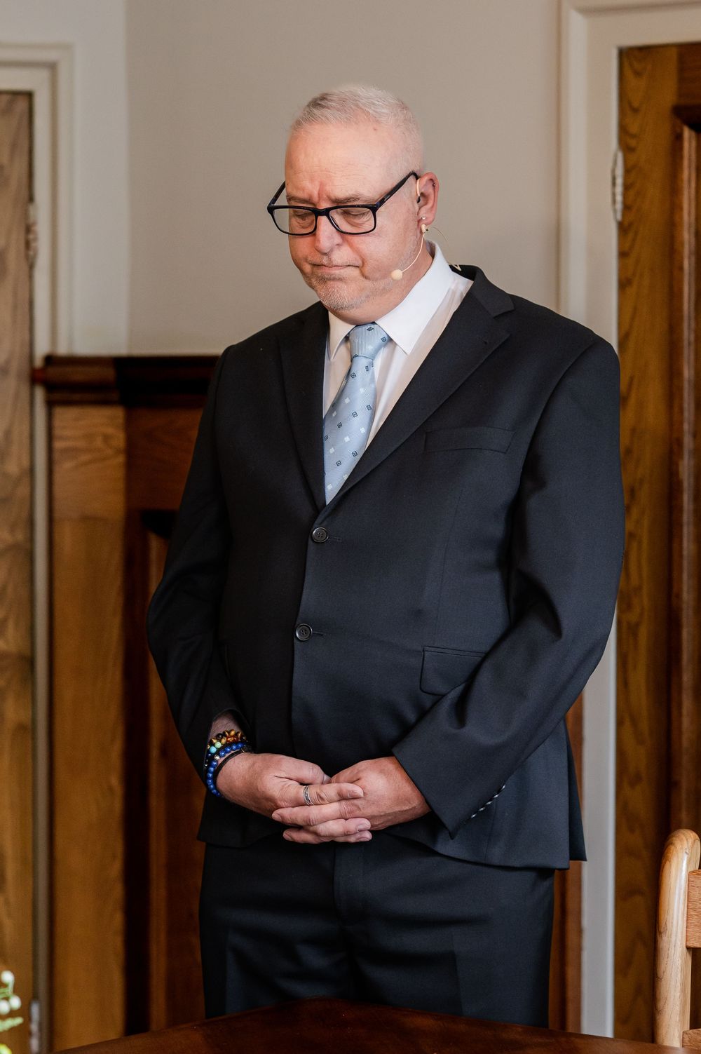 Gebed van dominee tijdens de evangelische kerkdienst van bruid en bruidegom in Huizen