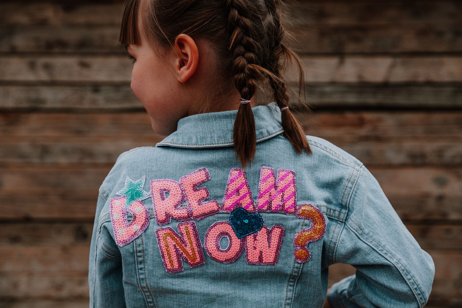 Jeansjasje met roze tekst 'DREAM NOW?' op de rug. Foto's voor communie of lentefeest.