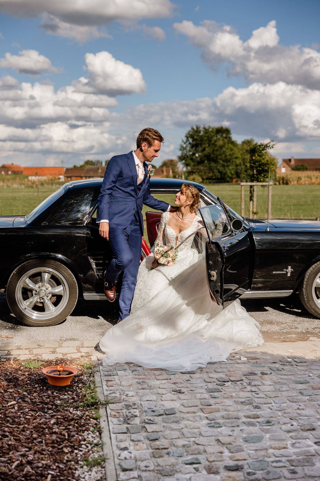 Photographe mariage Lille : couple de maries elegants arrivant sur le domaine du chateau du Biez pour la reception de leur mariage