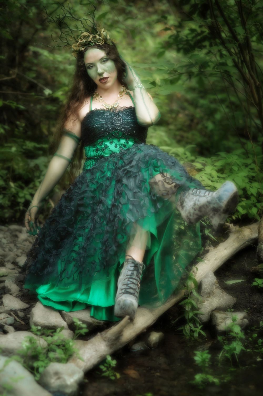 Fantasy themed woodland witch photoshoot in Spokane Washington at Indian Canyon Mystic Falls