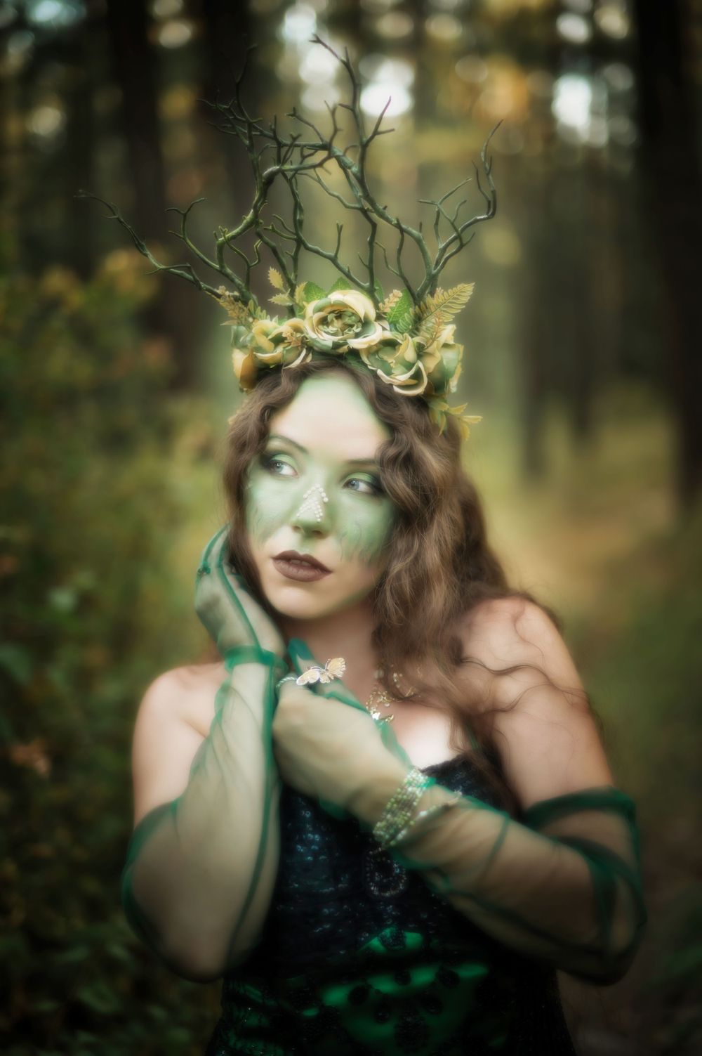 Fantasy themed woodland witch photoshoot in Spokane Washington at Indian Canyon Mystic Falls