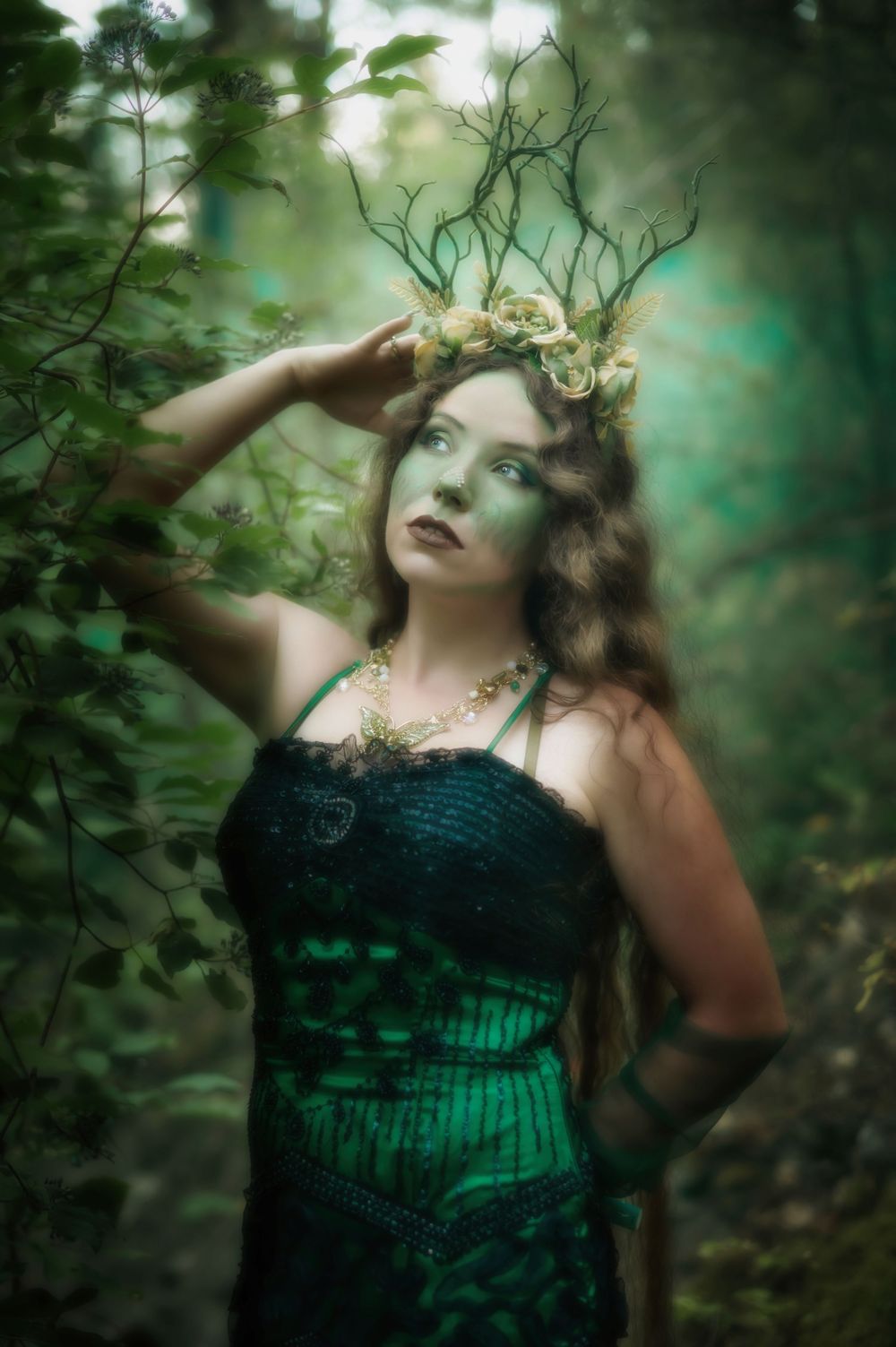Fantasy themed woodland witch photoshoot in Spokane Washington at Indian Canyon Mystic Falls