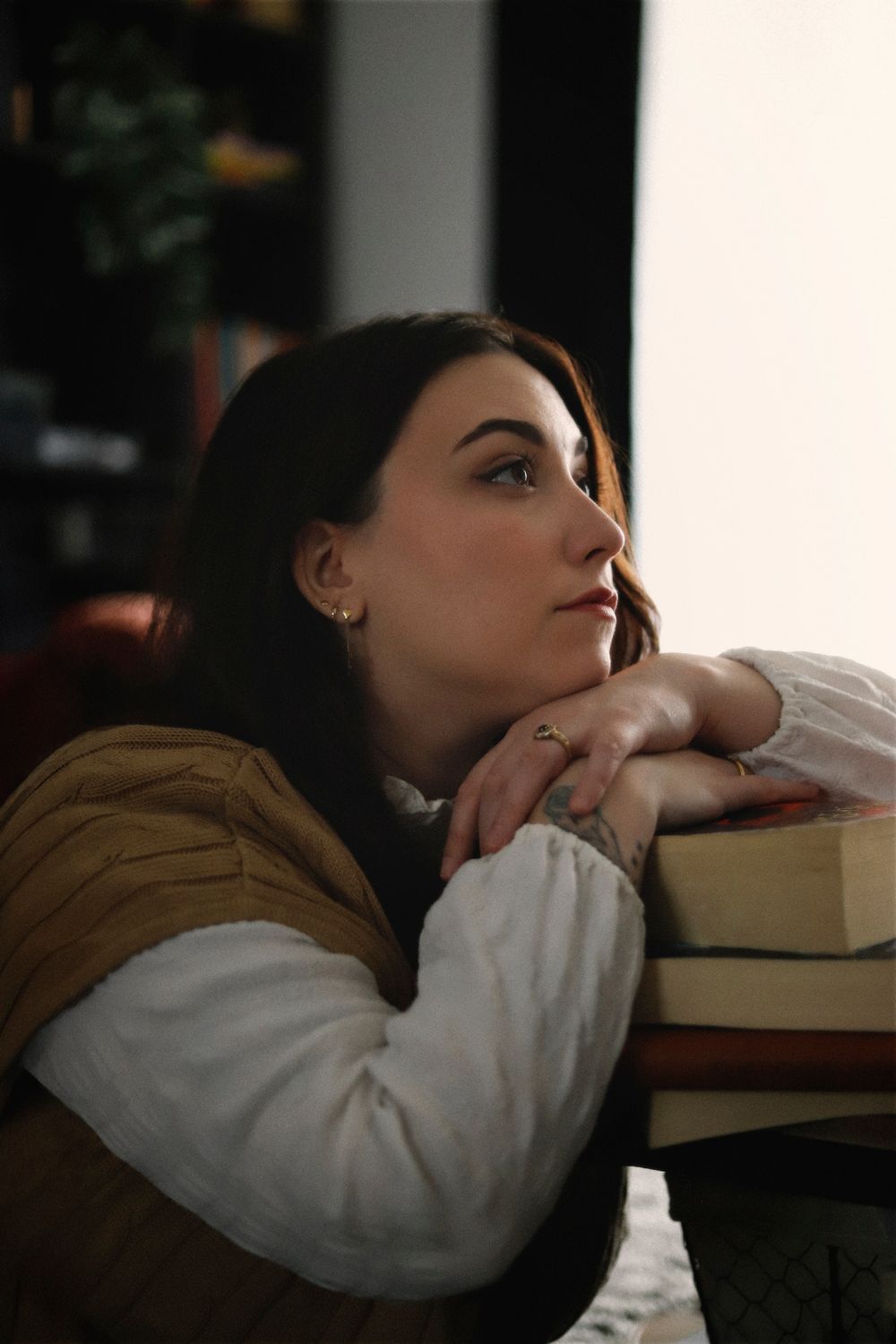 Séance photo par Chaemi Studio, photographe portrait à Montpellier. Shooting créatif d'une lectrice dans une ambiance cosy avec des livres.
