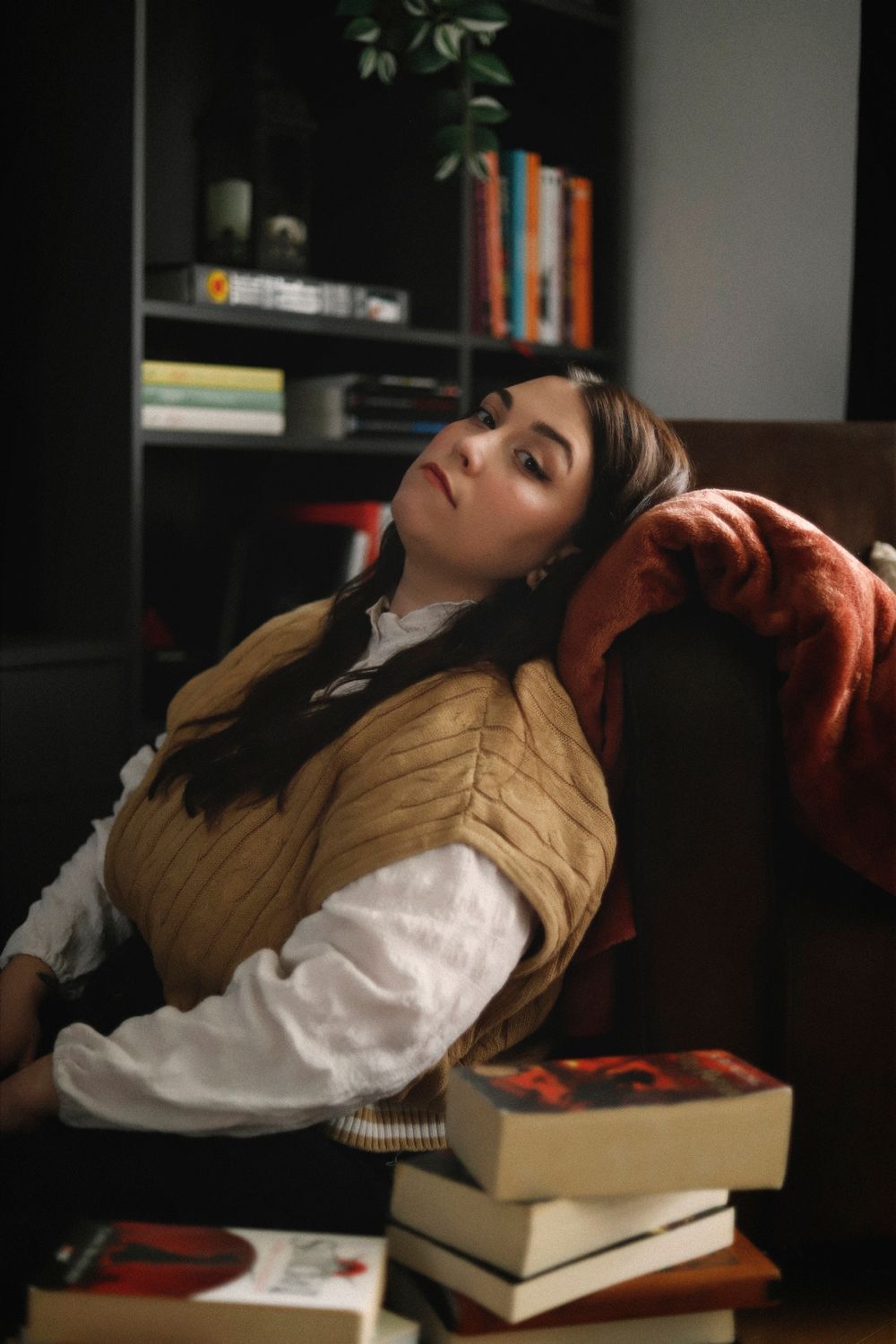 Séance photo par Chaemi Studio, photographe portrait à Montpellier. Shooting créatif d'une lectrice dans une ambiance cosy avec des livres.